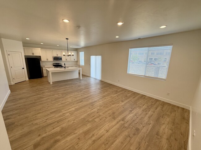 Building Photo - 564 1860 N