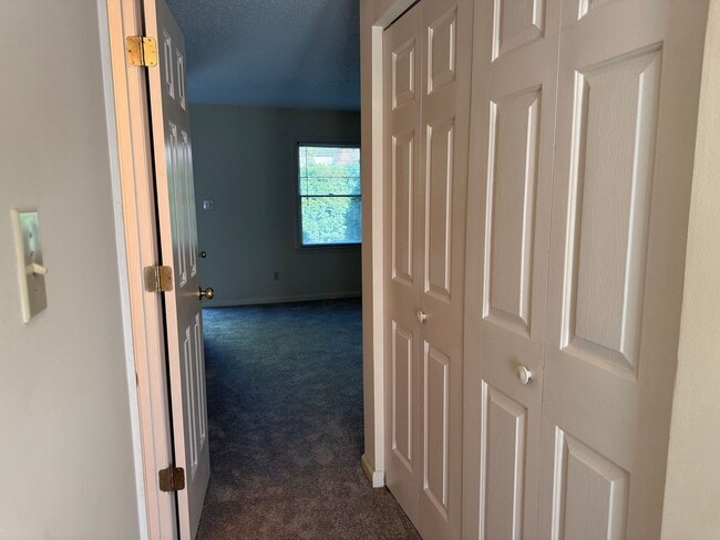 Building Photo - Charming & Private Townhouse in NW Hickory...