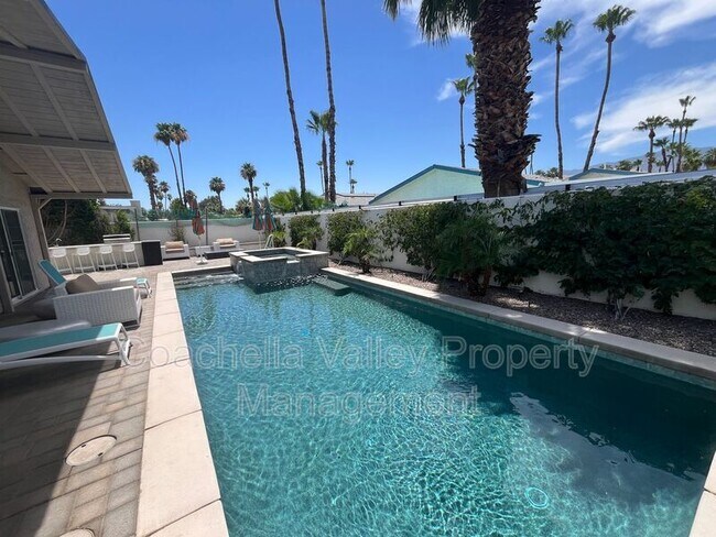 Building Photo - 835 Nueva Vista Dr S