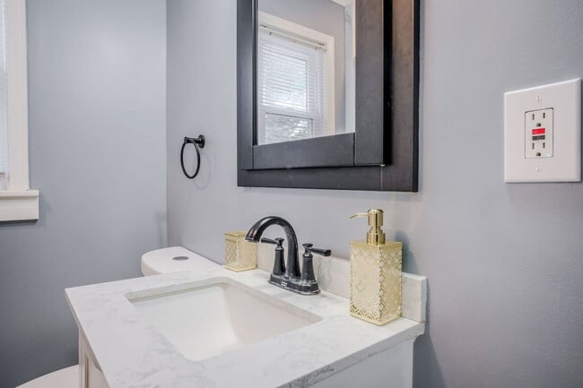 Building Photo - 176 Grand Ave