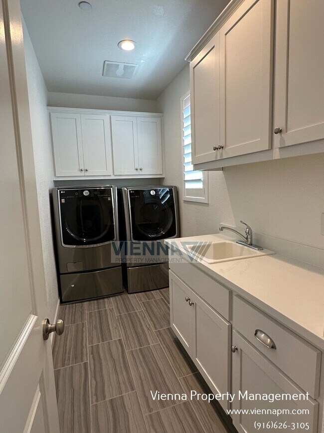 Building Photo - 1347 Larkspur Dr