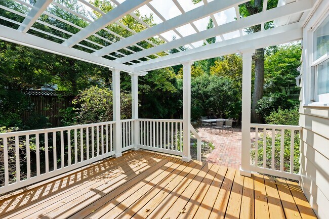 Building Photo - 4BR 3.5 BA Chevy Chase Gem is Move-in Read...