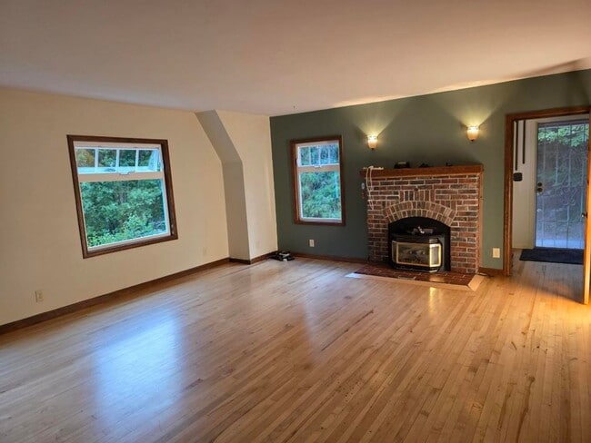 Building Photo - 4 Bedroom Upstairs Unit in a Country Setting