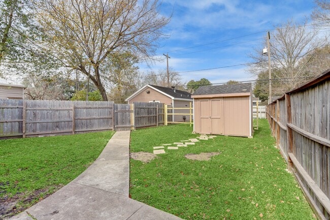 Building Photo - 8415 Bonner Dr
