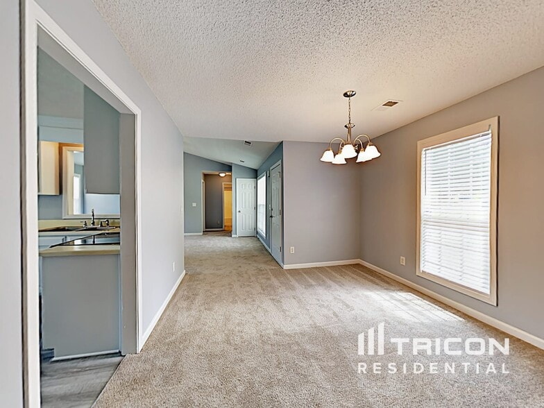 Building Photo - 623 Bowling Ln