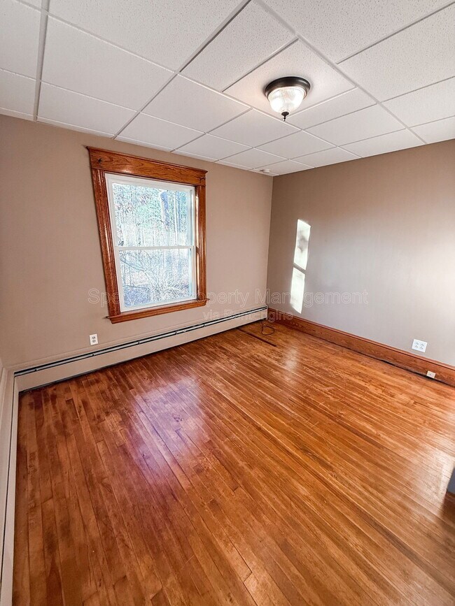 Building Photo - 584 Pleasant St