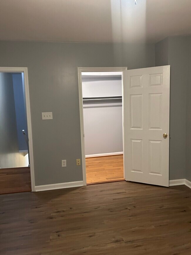 Building Photo - 2 Bedroom Plus Den 2.5 Bathrooms