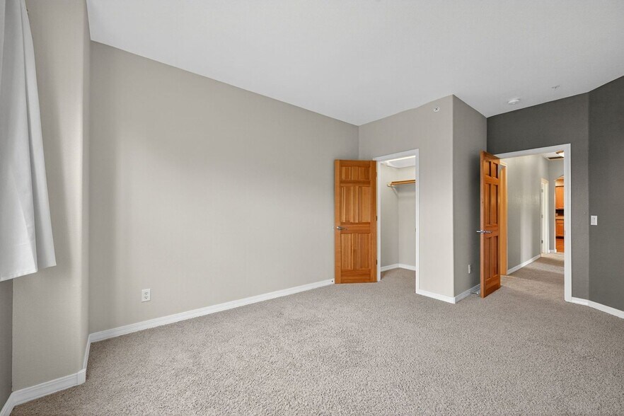Building Photo - 5220 Boardwalk Dr