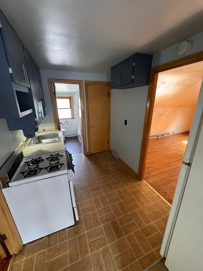Building Photo - AVAILABLE SEPTEMBER 1: Updated 4-bedroom single family home on a quiet block- with 2 kitchens, 2 ...