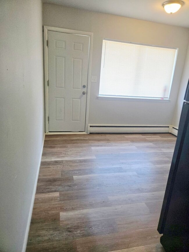Building Photo - 2 bedrooms, 1 bathroom