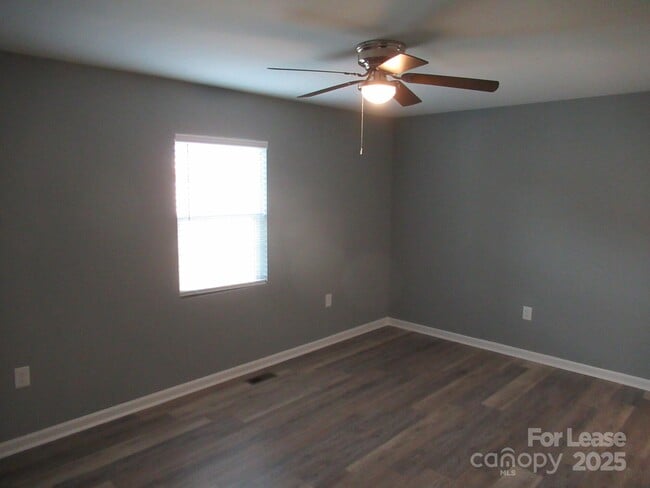 Building Photo - 143 Glen-Gar Dr