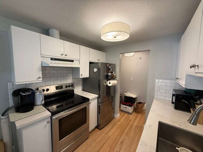 Building Photo - 2 Bedroom 2 Bathroom + Parking and Storage!
