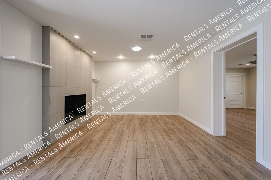 Building Photo - 105 E Hermosa Dr