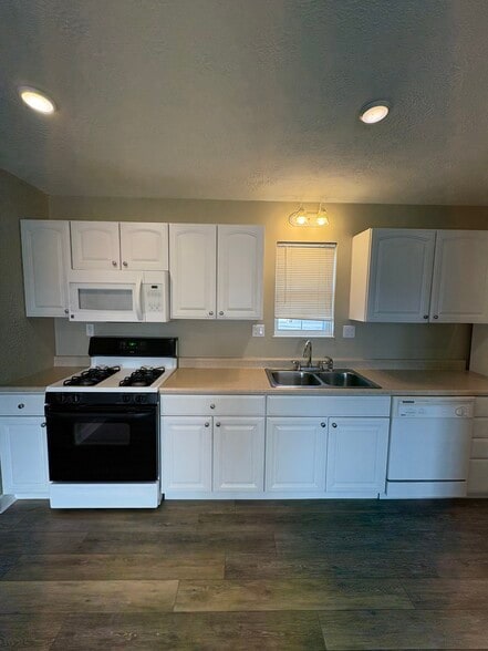 Building Photo - 132 Brenda Ln