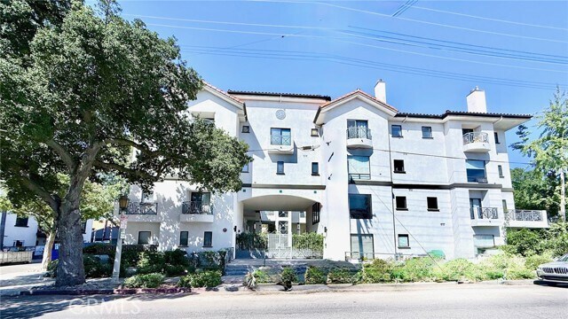 Building Photo - 111 S Oak Knoll Ave