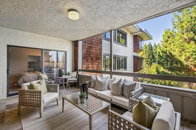 Building Photo - Elegant 2BR Condo with Golf Course Views i...