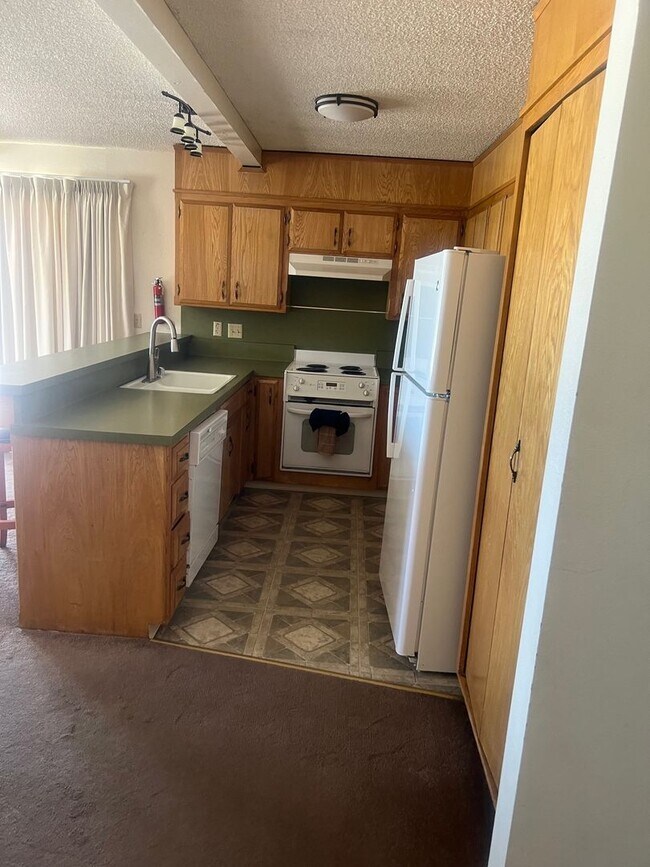 Building Photo - Chateau Du Lac condo available with Lakefront views and communty pool! A must see! Avail. for lon...