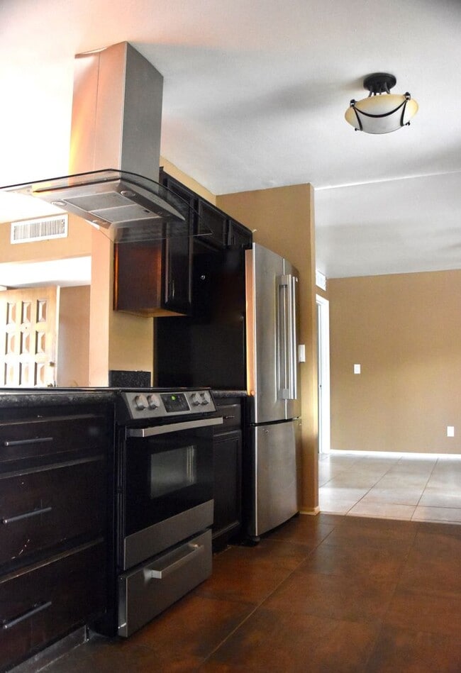 Building Photo - Awesome 5 Bed 2 Bath Home at ASU