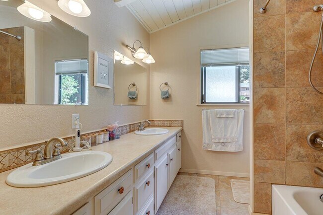 Building Photo - 2820 Greenway Dr