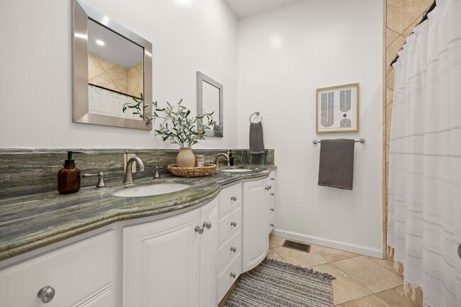 Building Photo - Upscale Downtown Living