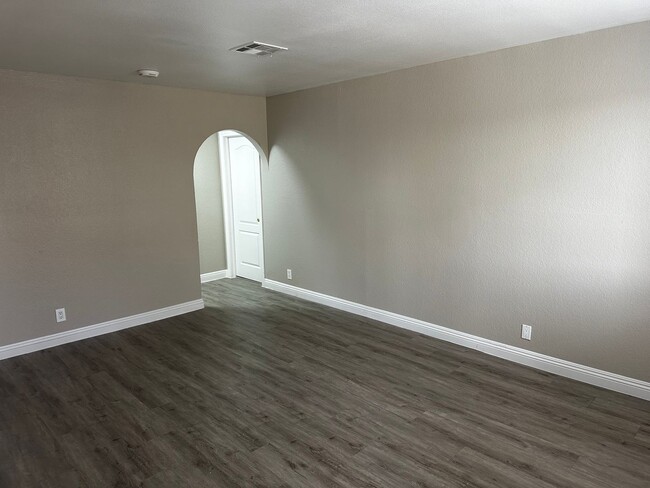 Building Photo - Charming Condo in a gated community with p...