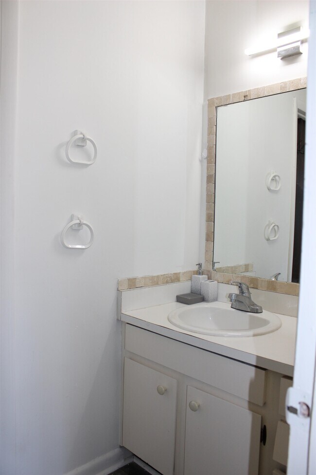 Building Photo - 409 Westwood Dr