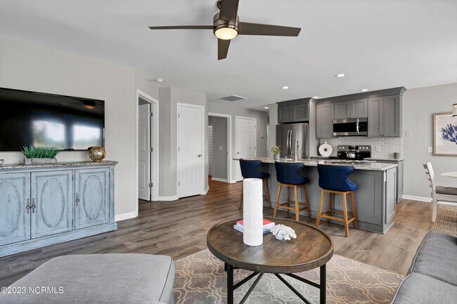 Building Photo - 3350 Club Villas Dr