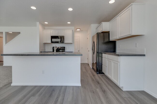 Building Photo - 3 Bedroom Townhome Available