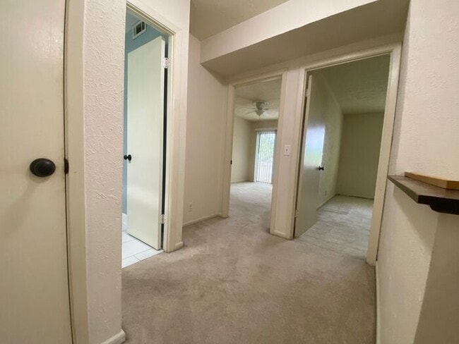 Building Photo - Wonderful Bellevue Condo in Creekside Meadows!