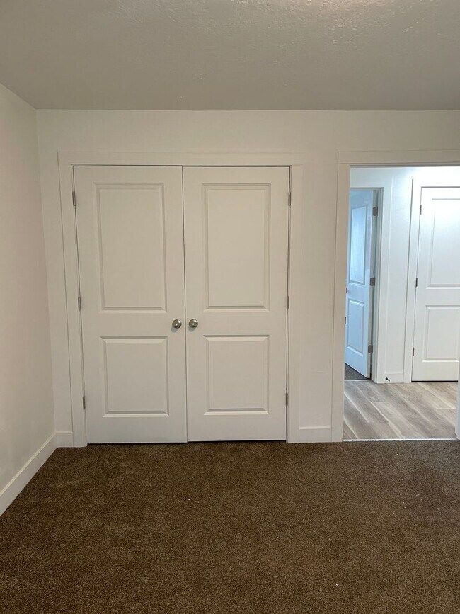 Building Photo - 3 bedroom, 1 bath unit. Newly Remodeled.