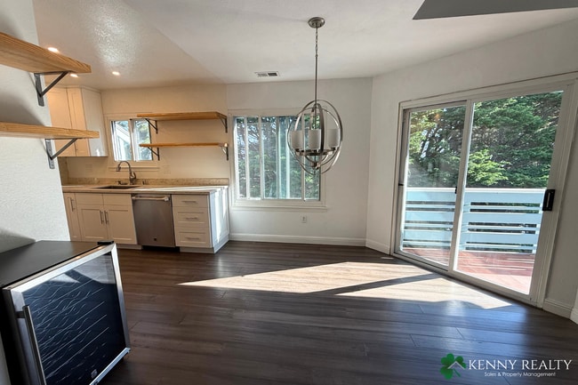 Building Photo - Bright 2 Bedroom, 1.5 Bathroom Home with O...