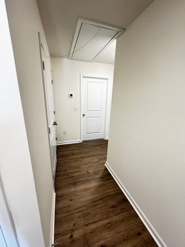 Building Photo - 1075 Hammett Rd