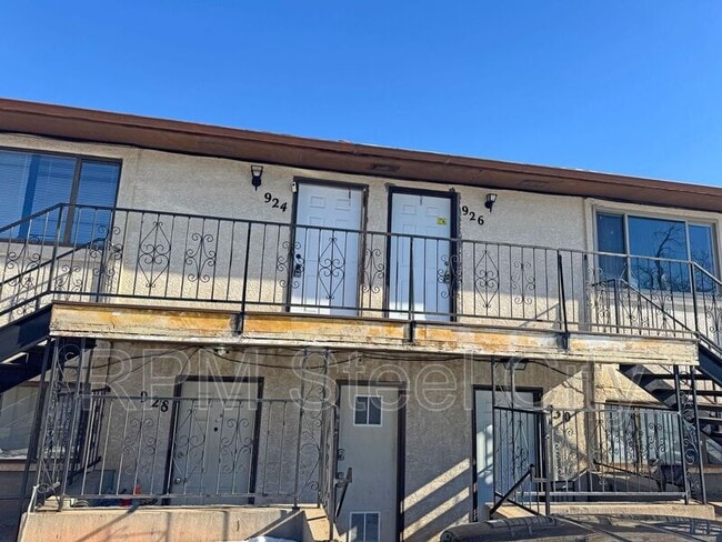 Building Photo - 924 E 5th St