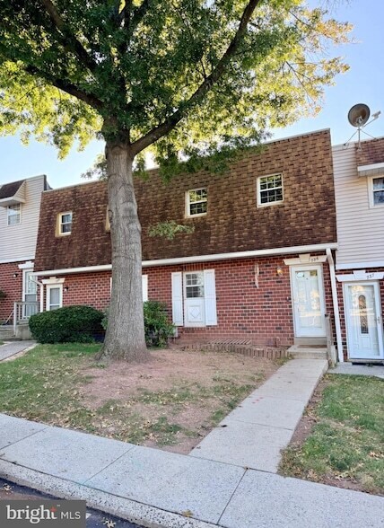 Building Photo - 736 Village Ln.