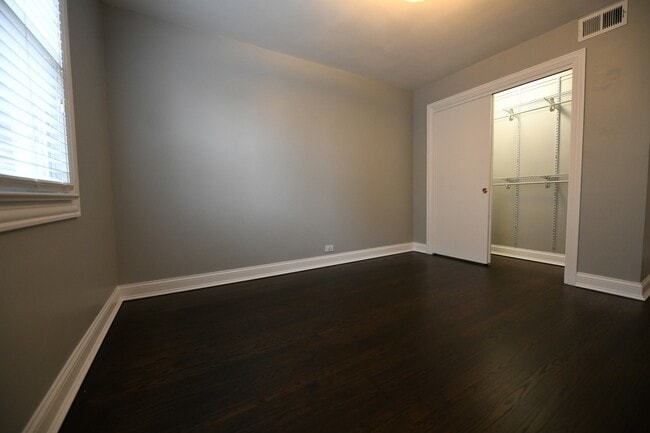 Building Photo - 2739 W Glenlake Ave