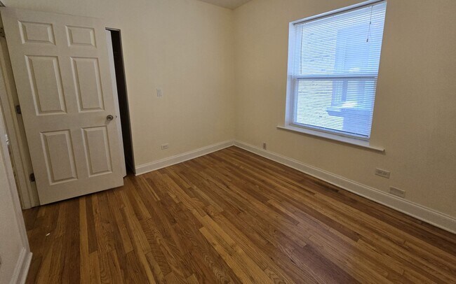 Building Photo - 4926 N Albany Ave