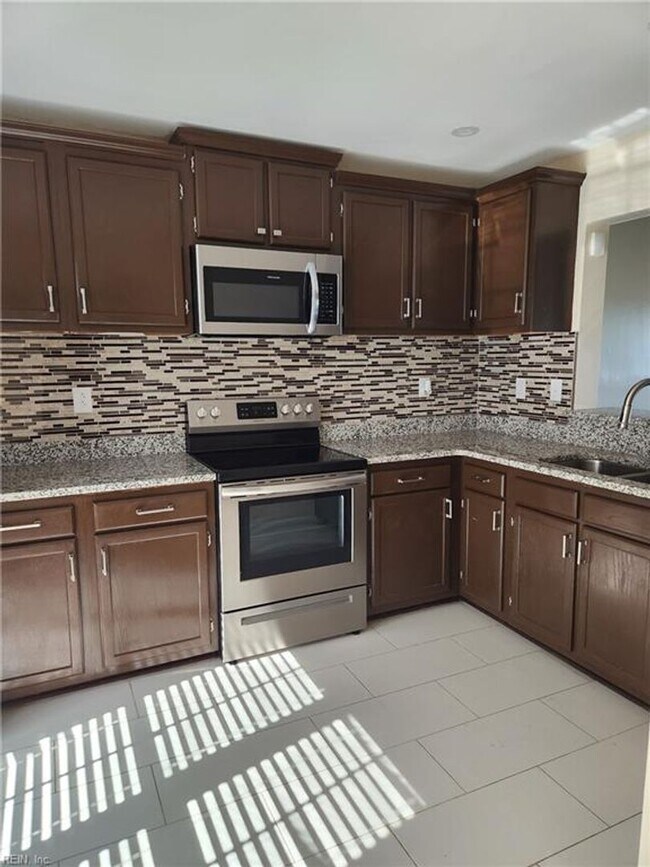 Building Photo - Newly Renovated Condo in Salem