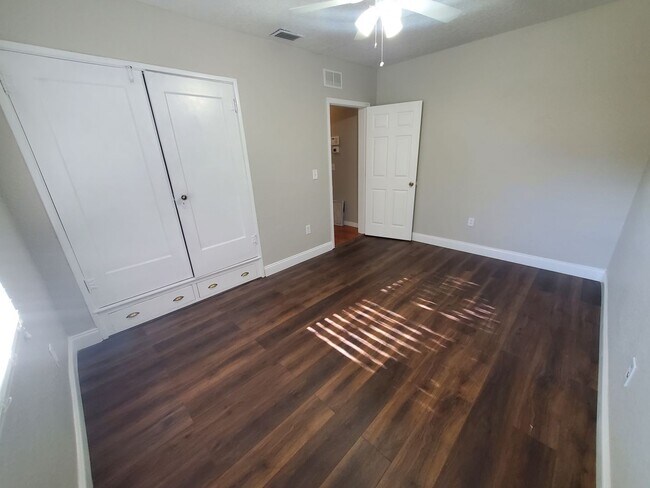 Building Photo - Charming Three bedroom one bath with huge backyard