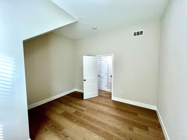 Building Photo - SPECTACULAR, COMPLETELY RENOVATED 2 BED/1 BATH FULLY!!!