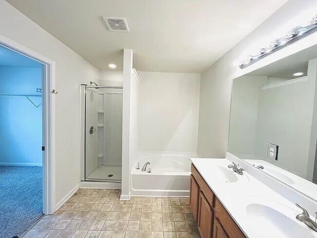 Building Photo - 4668 Creekside Villas Way