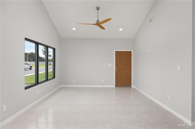 Building Photo - 2705 Woodpecker Rd