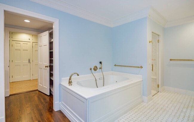 Building Photo - 6 Tall Tree Ct