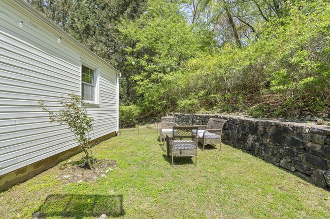 Building Photo - 373 Hoyt St