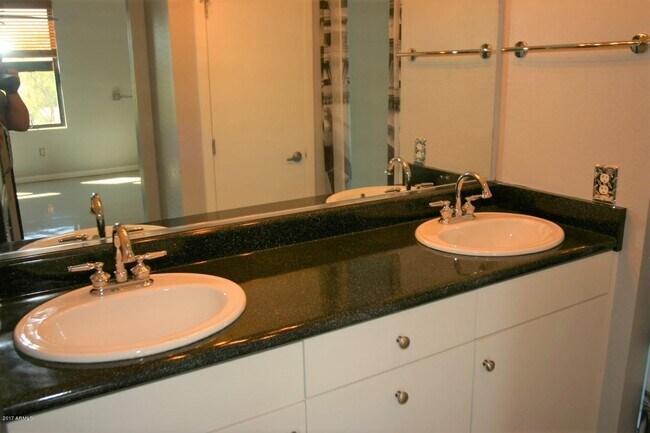 Building Photo - 914 E Osborn Rd