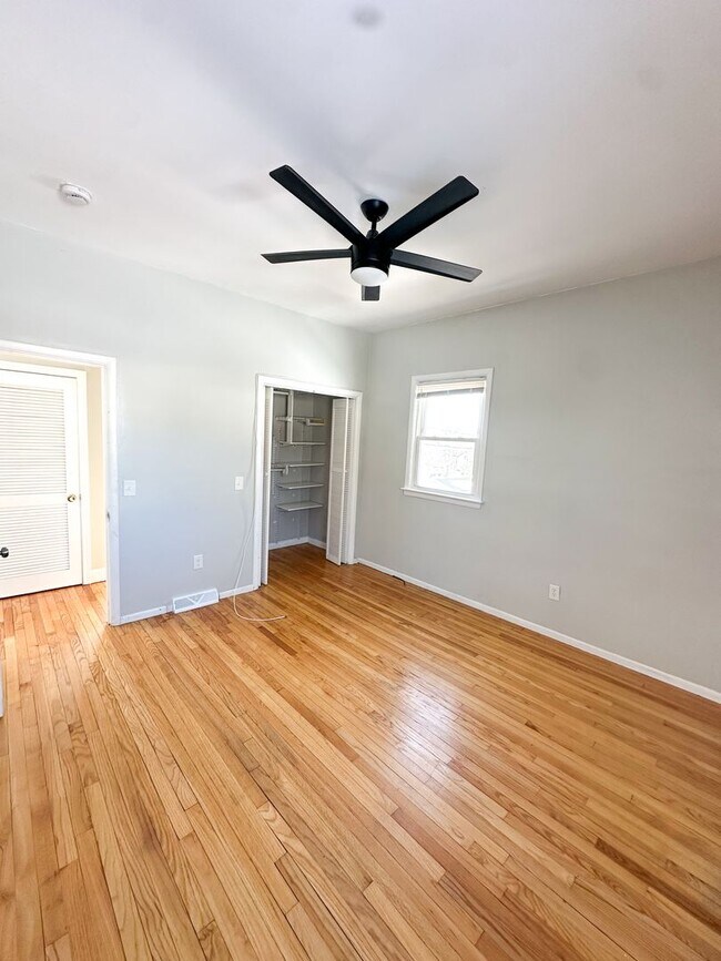 Building Photo - Delightful Townhome Style Apartment in Historic Fruit Hill. 2 Floors of Living!