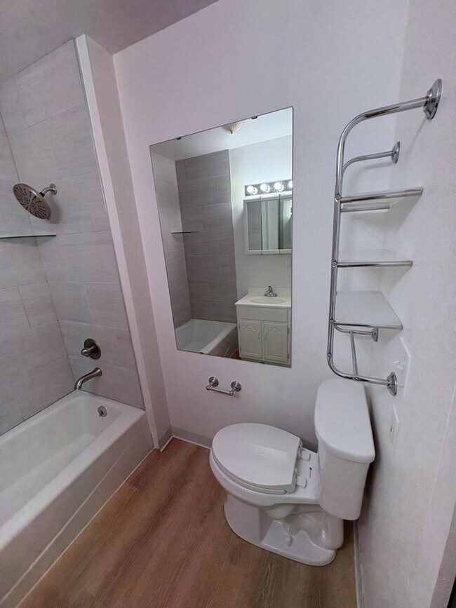 Building Photo - Updated & Spacious 1 Bed 1 Bath