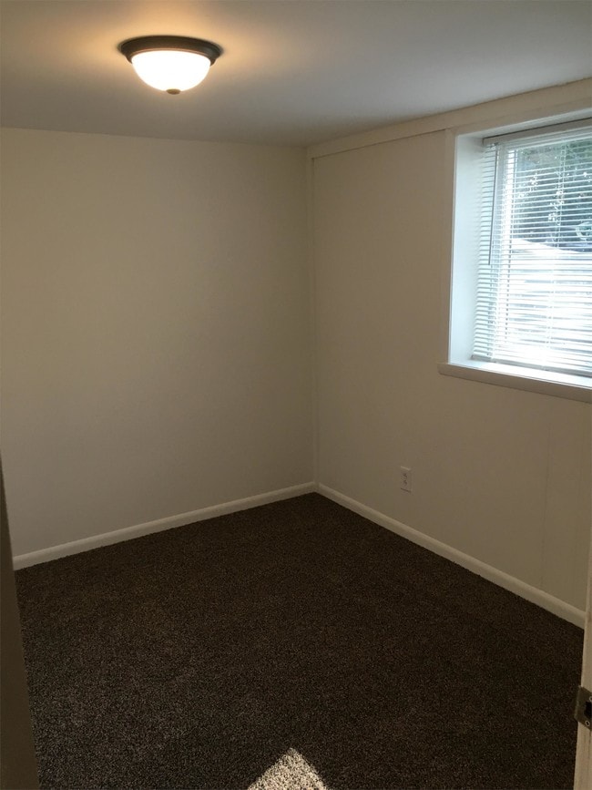 Building Photo - 1044 College St N