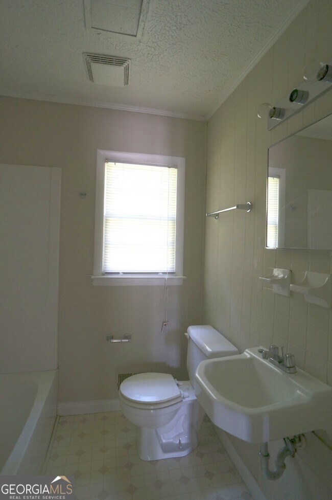 Building Photo - 435 S Barnett Shoals Rd