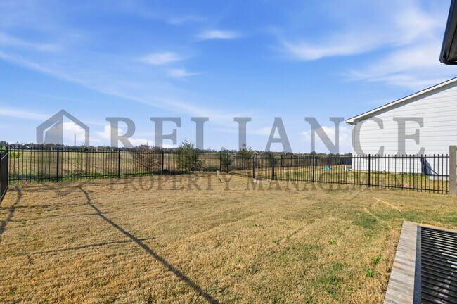 Building Photo - 5263 N Pinecrest Ct