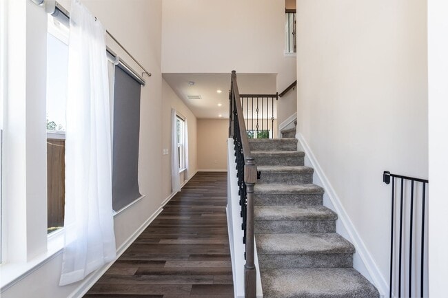 Building Photo - Gorgeous End Unit Townhome!